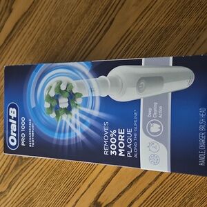 Oral-B Pro 1000 Electric Toothbrush - White and Blue